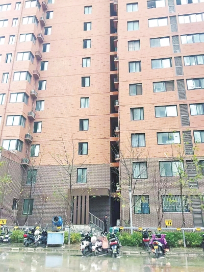 郑州紫金悦城小区电梯被停12天 27层居民天天爬楼梯
