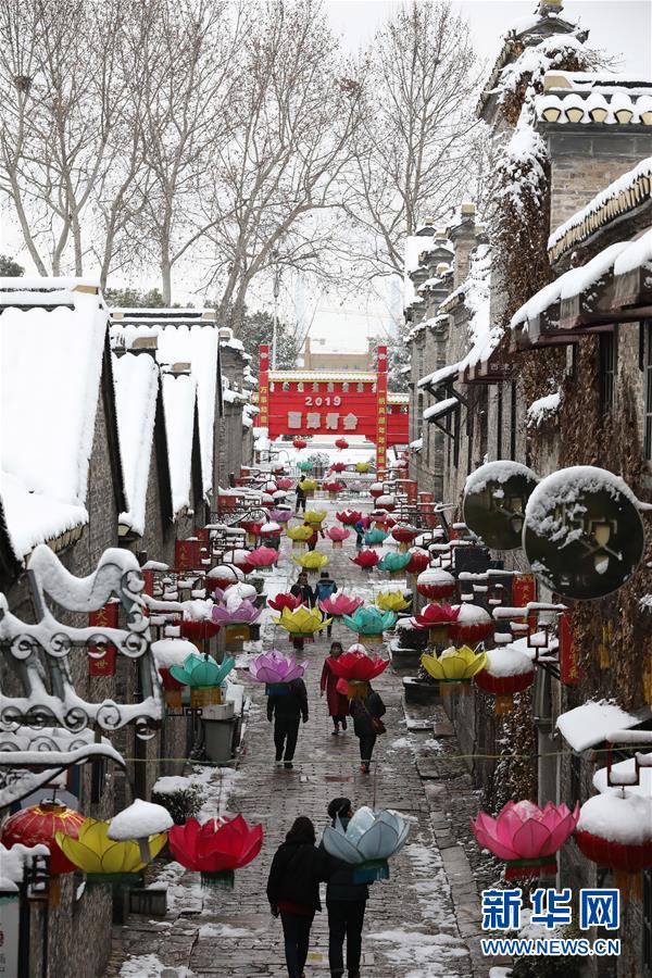 2月8日，游客在雪后的江苏镇江西津渡景区游览。2月7日至8日，江苏多地迎来降雪天气。 新华社发（孙晨飞 摄）