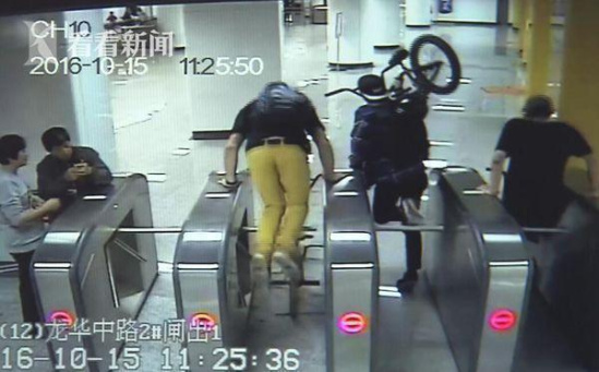 3名外籍男扛自行车逃票进上海地铁站 用英语骂