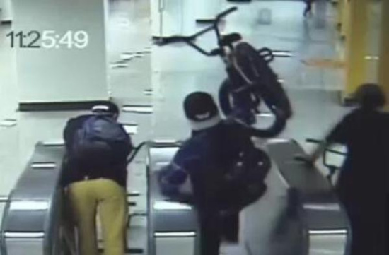 男扛自行车逃票进上海地铁站 用英语骂人