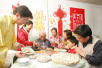 大连市领导和孤寡老人与孤残儿童一起包饺子迎新年