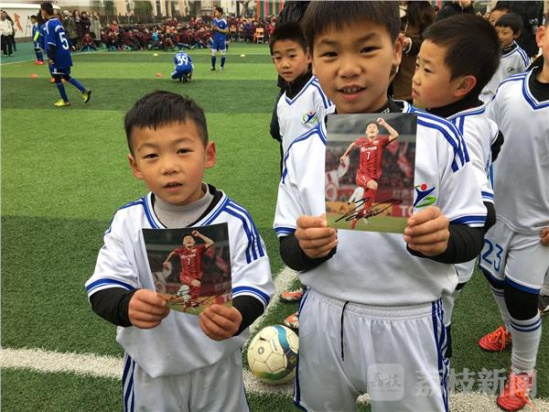 中超最佳射手吴磊回母校 为孩子们上足球训练