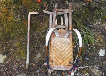  运输木料的工具十分简单，就是背夹子和拐子，一个空的背夹子也有10多斤重。