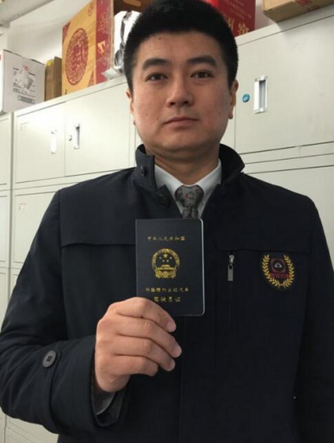20年老司机拿到北京第一张网约车资格证 编号