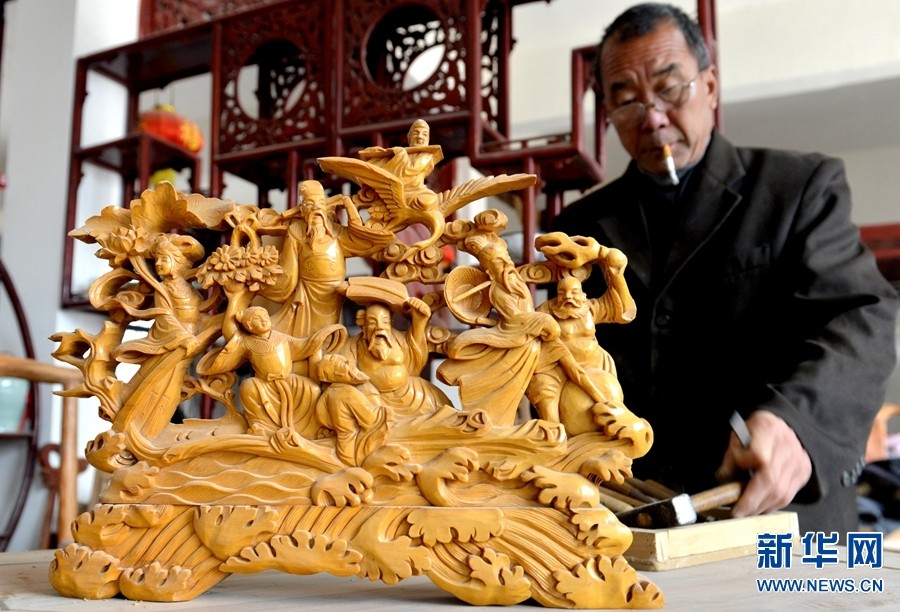 1月17日，王思军在整理雕刻作品《八骏马》。