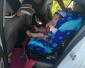 粗心父母将九个月大女婴锁车内　民警开锁救娃