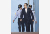 77岁李明博连续受审体力不支　用手扶墙进法院