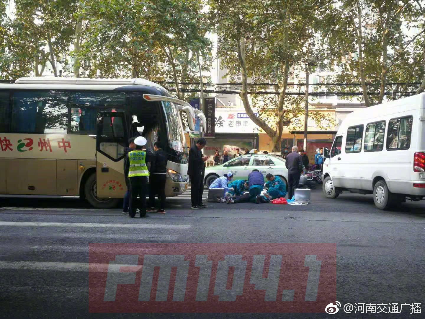郑州一老人斑马线上被大巴车撞倒 事发时刚变绿灯