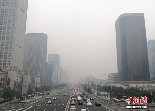 10月14日15时30分，北京市空气重污染应急指挥部办公室将蓝色预警提升至黄色预警级别，北京城区PM2.5浓度已接近350微克/立方米，达6级严重污染的等级。<a target='_blank' href='http://www.chinanews.com/'>中新社记者 杨可佳 摄