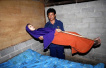 印尼35岁妇女身患奇病　身体僵硬如木板无法移动
