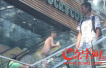 广州动漫星城惊现怪异男子 裸体捡喝剩饮料顾客受惊