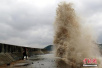 中国华东沿海遭受风暴潮猛烈袭击 多地拉响风暴潮警报