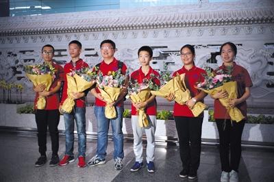 昨日，获第12届世界数独锦标赛团体冠军的中国数独队，回国后在北京首都机场集体合影。新京报记者 王飞 摄