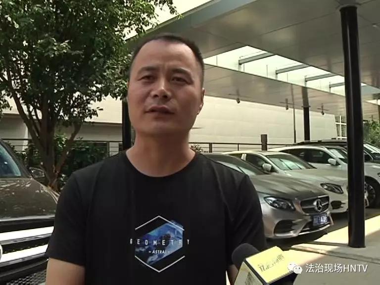 车主维权 郑州利星奔驰4S店多名人员围殴记者抢夺机器