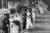 中式长袍配白色婚纱：我国最早的集体婚礼