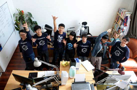 陕西大学生科技创业公司“第六镜”运营团队的成员在工作室合影(4月17日摄),新华社记者 刘潇 摄 