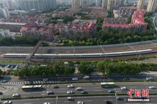 资料图：“复兴号”率先在京沪高铁两端的北京南站和上海虹桥站双向首发。中新社记者 崔楠 摄