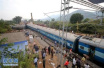 印度火车22节车厢脱离车头　载千人滑行12公里