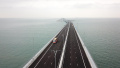 港珠澳大桥通车首日：第一辆私家车用时半小时