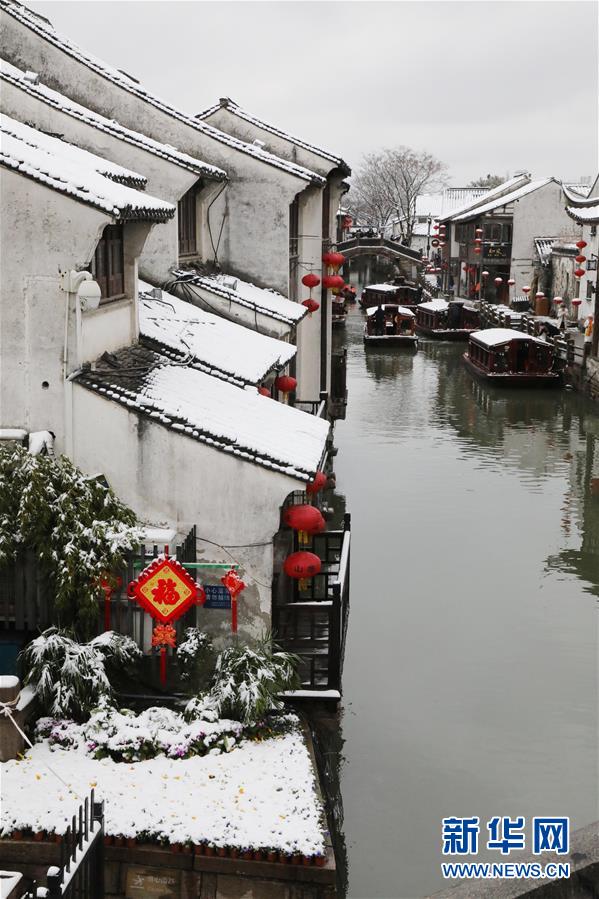 这是2月8日拍摄的江苏苏州山塘古街雪景。2月7日至8日，江苏多地迎来降雪天气。 新华社发（杭兴微 摄）