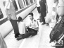 福建：年轻女子火车站跳轨瞬间 客运员拼死拽回