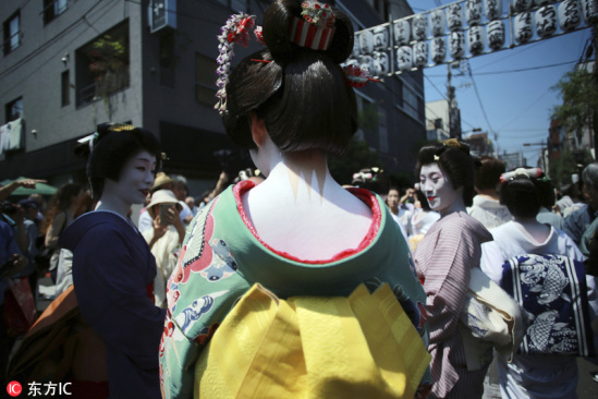日本民众古装游行迎接三社祭 艺妓唇红面白夺