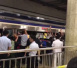 北京地铁乘客坠轨　众人合力推车营救